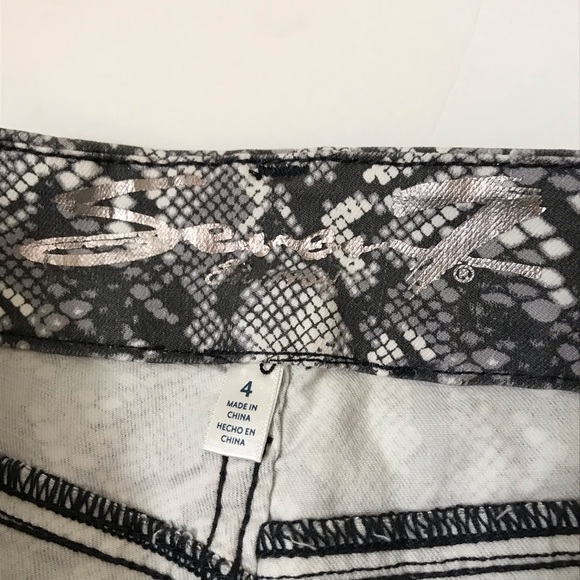 SEVEN7 Tummyless High Rise Snake Skin Print Skinny Jeans - Picture 7 of 9